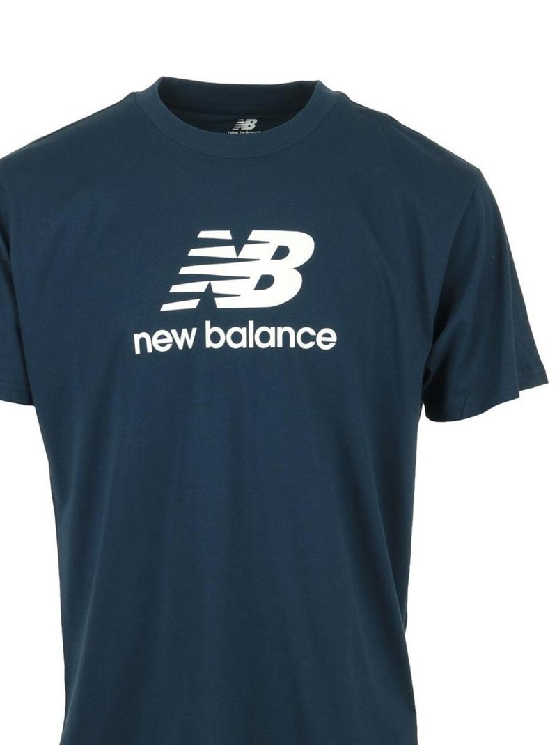 T-shirt New Balance Essentials Stacked Logo Tee Bleu marine - Kiabi