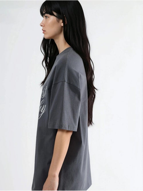 T-shirt oversize à manches courtes et col rond avec détail accessoire busem - Kiabi T-shirt oversize à manches courtes et col rond avec détail accessoire busem - Kiabi