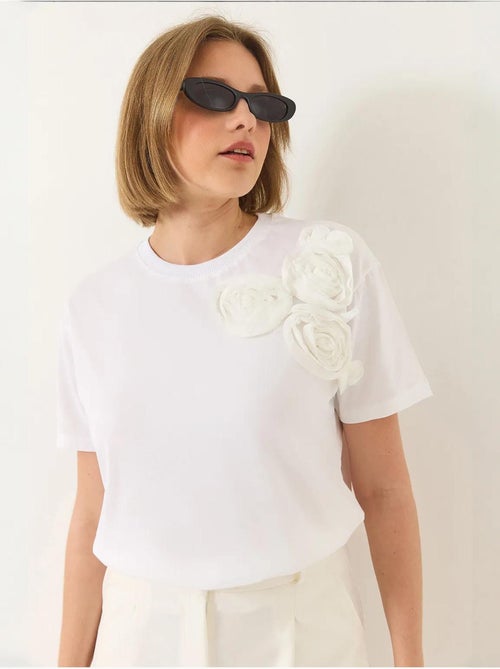 T-shirt ras du cou régulier flower accessory lucci - Kiabi T-shirt ras du cou régulier flower accessory lucci - Kiabi