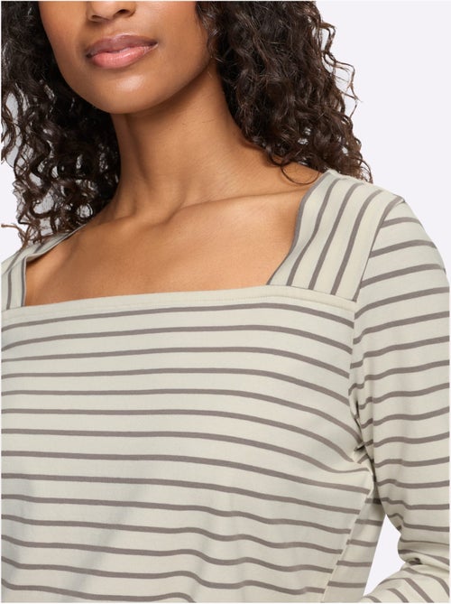T-shirt rayé qualité coton doux sur la peau - taille standard - helline - Kiabi T-shirt rayé qualité coton doux sur la peau - taille standard - helline - Kiabi