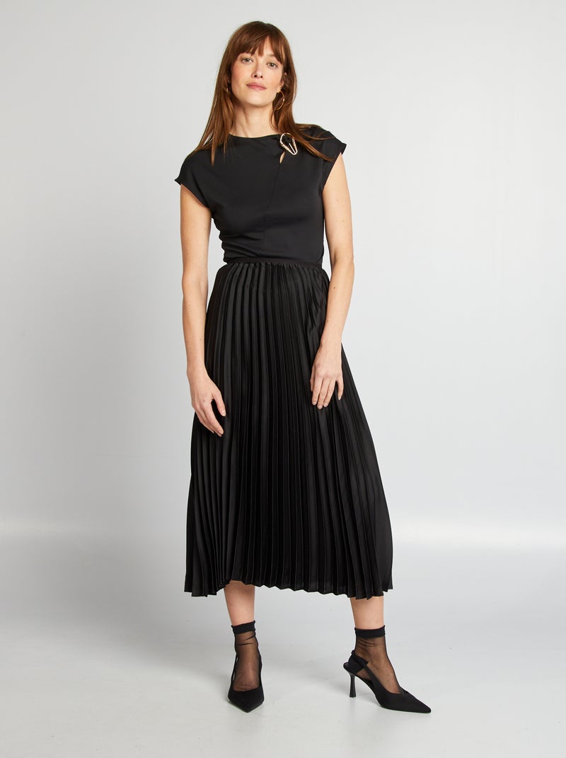 T-shirt satiné avec boucle métallique au col noir - Kiabi