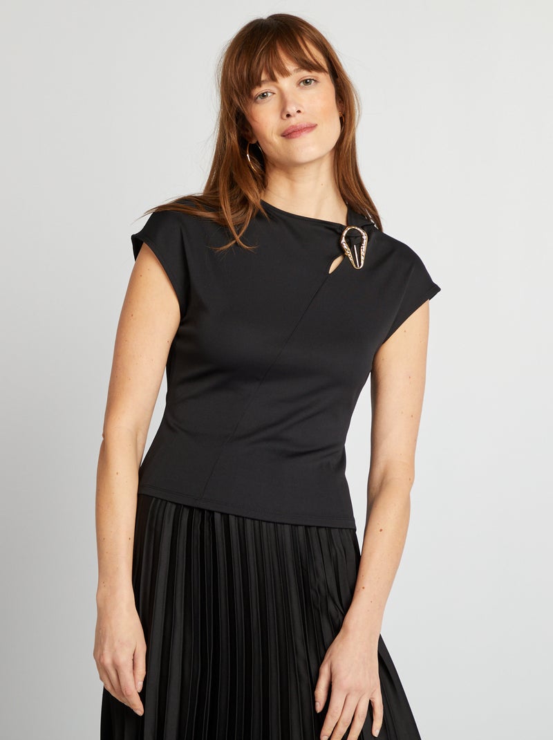 T-shirt satiné avec boucle métallique au col noir - Kiabi