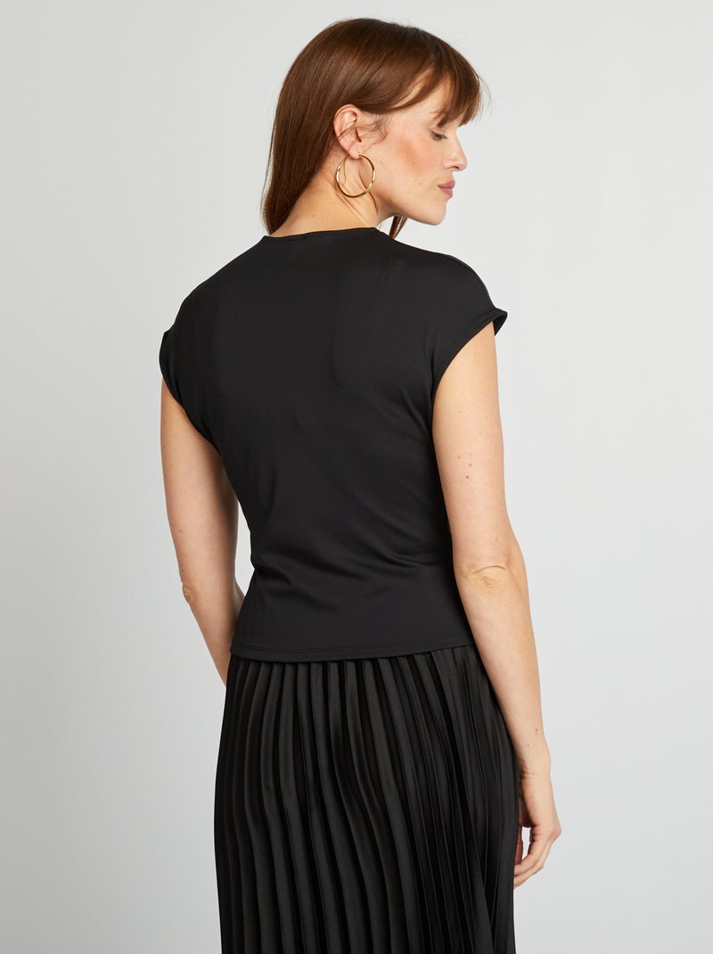 T-shirt satiné avec boucle métallique au col noir - Kiabi
