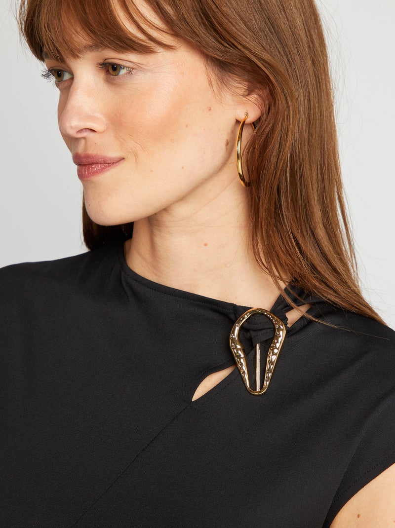 T-shirt satiné avec boucle métallique au col noir - Kiabi