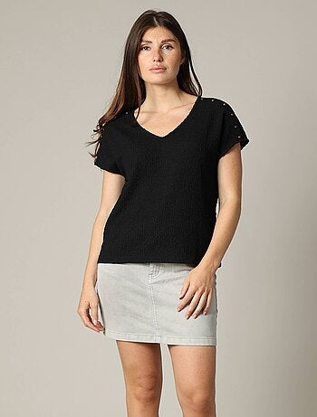 T-shirt texturé à col V avec manches ornées de boutons 'Deeluxe'