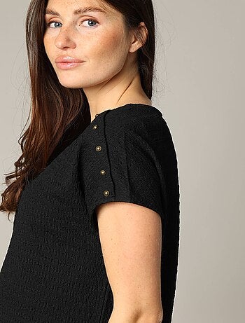 T-shirt texturé à col V avec manches ornées de boutons 'Deeluxe'