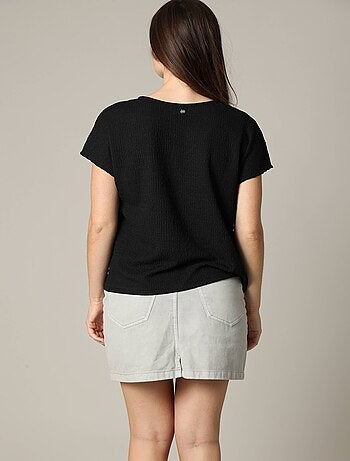 T-shirt texturé à col V avec manches ornées de boutons 'Deeluxe'