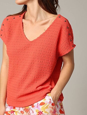 T-shirt texturé à col V avec manches ornées de boutons 'Deeluxe'
