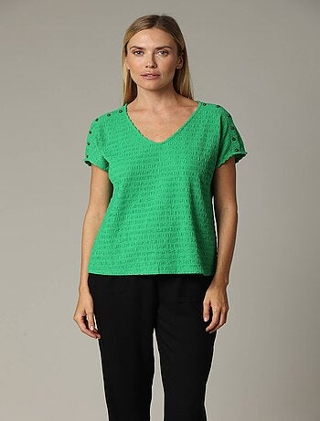 T-shirt texturé à col V avec manches ornées de boutons 'Deeluxe'