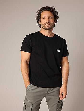 T-shirt uni 100% coton avec poche poitrine
'Deeluxe'