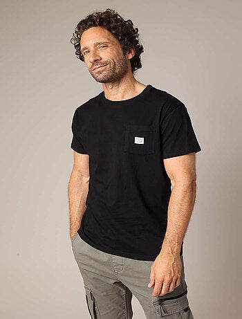 T-shirt uni 100% coton avec poche poitrine et étiquette tissée « DEELUXE ORIGINAL ». 'Deeluxe'