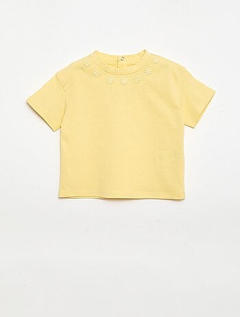 T-shirt uni avec fleurs fantaisies au col