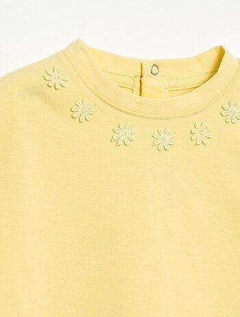 T-shirt uni avec fleurs fantaisies au col
