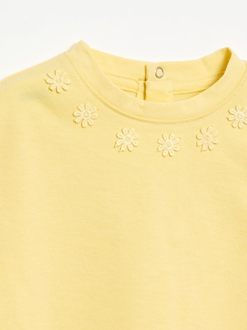 T-shirt uni avec fleurs fantaisies au col Jaune - Kiabi