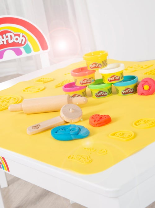 Table et chaise + 6 pots de pâte à modeler et accessoires Roba x Play-Doh - Kiabi Table et chaise + 6 pots de pâte à modeler et accessoires Roba x Play-Doh - Kiabi