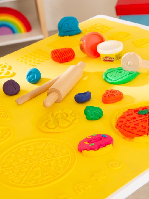 Table et chaise + 6 pots de pâte à modeler x Play-Doh et accessoires - ROBA - Kiabi Table et chaise + 6 pots de pâte à modeler x Play-Doh et accessoires - ROBA - Kiabi