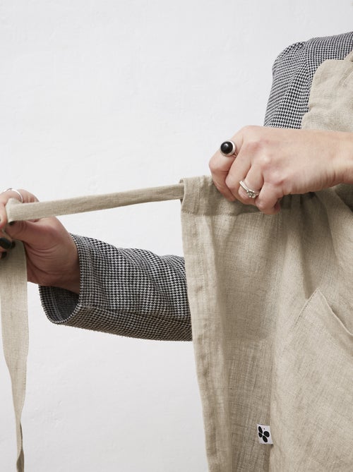 Tablier ajustable en lin lavé SOLINE Élégance et praticité en cuisine - Kiabi Tablier ajustable en lin lavé SOLINE Élégance et praticité en cuisine - Kiabi