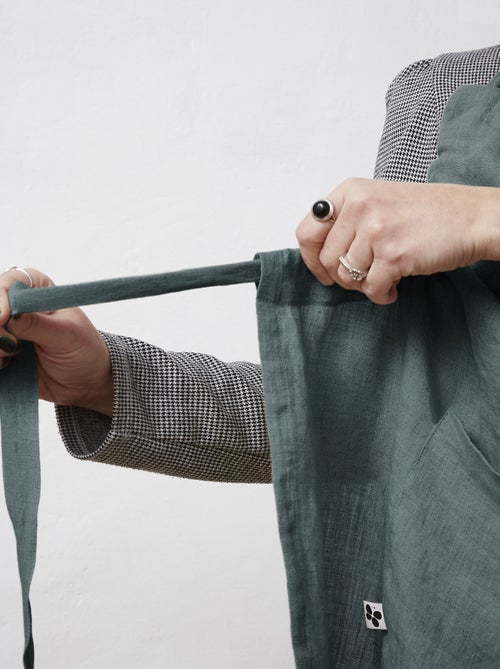 Tablier ajustable en lin lavé SOLINE Élégance et praticité en cuisine - Kiabi Tablier ajustable en lin lavé SOLINE Élégance et praticité en cuisine - Kiabi