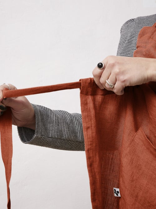 Tablier ajustable en lin lavé SOLINE Élégance et praticité en cuisine - Kiabi Tablier ajustable en lin lavé SOLINE Élégance et praticité en cuisine - Kiabi