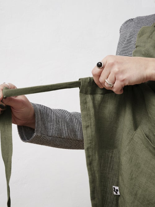 Tablier ajustable en lin lavé SOLINE Élégance et praticité en cuisine - Kiabi Tablier ajustable en lin lavé SOLINE Élégance et praticité en cuisine - Kiabi