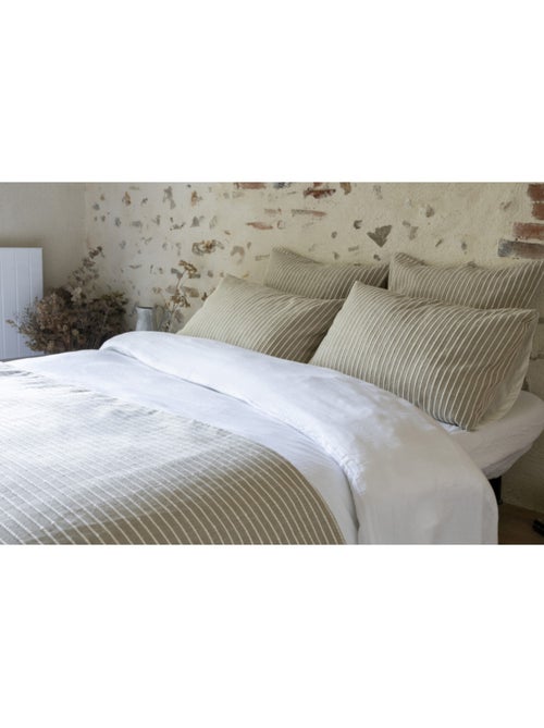 Taie d'oreiller - L'effet papillon - Face avant : 345 gr/m² - Face arrière : Percale 80 fils - Kiabi Taie d'oreiller - L'effet papillon - Face avant : 345 gr/m² - Face arrière : Percale 80 fils - Kiabi