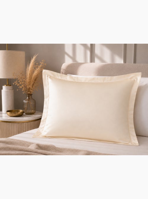 Taie d'Oreiller – Satin de Coton 120 Fils/cm² – Hôtellerie Haut de Gamme - Kiabi Taie d'Oreiller – Satin de Coton 120 Fils/cm² – Hôtellerie Haut de Gamme - Kiabi