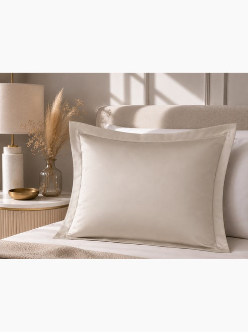 Taie d'Oreiller – Satin de Coton 120 Fils/cm² – Hôtellerie Haut de Gamme - Kiabi Taie d'Oreiller – Satin de Coton 120 Fils/cm² – Hôtellerie Haut de Gamme - Kiabi