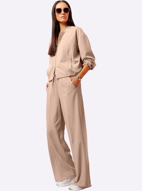 Tailleur pantalon forme blouson tendance - taille standard - helline - Kiabi Tailleur pantalon forme blouson tendance - taille standard - helline - Kiabi