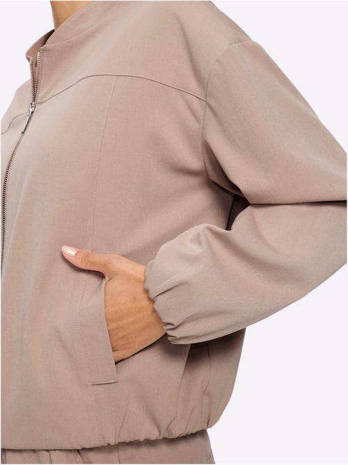 Tailleur pantalon forme blouson tendance - taille standard - helline - Kiabi Tailleur pantalon forme blouson tendance - taille standard - helline - Kiabi