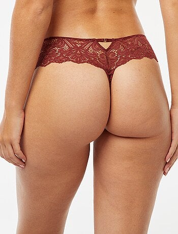 Tanga en dentelle transparente avec bijou fantaisie