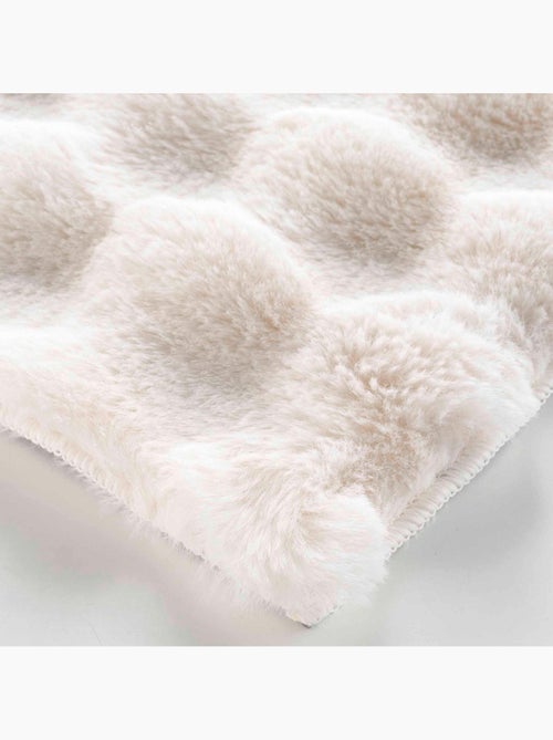 Tapis doux en imitation fourrure avec relief moelleux - Kiabi