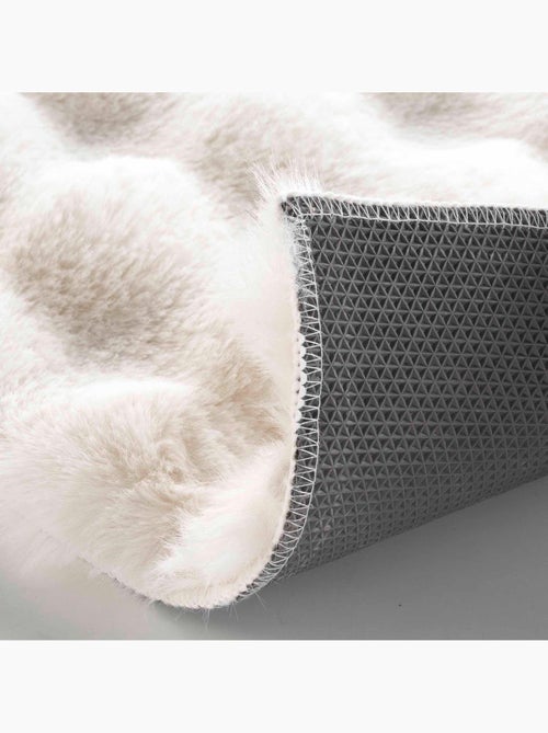 Tapis doux en imitation fourrure avec relief moelleux - Kiabi