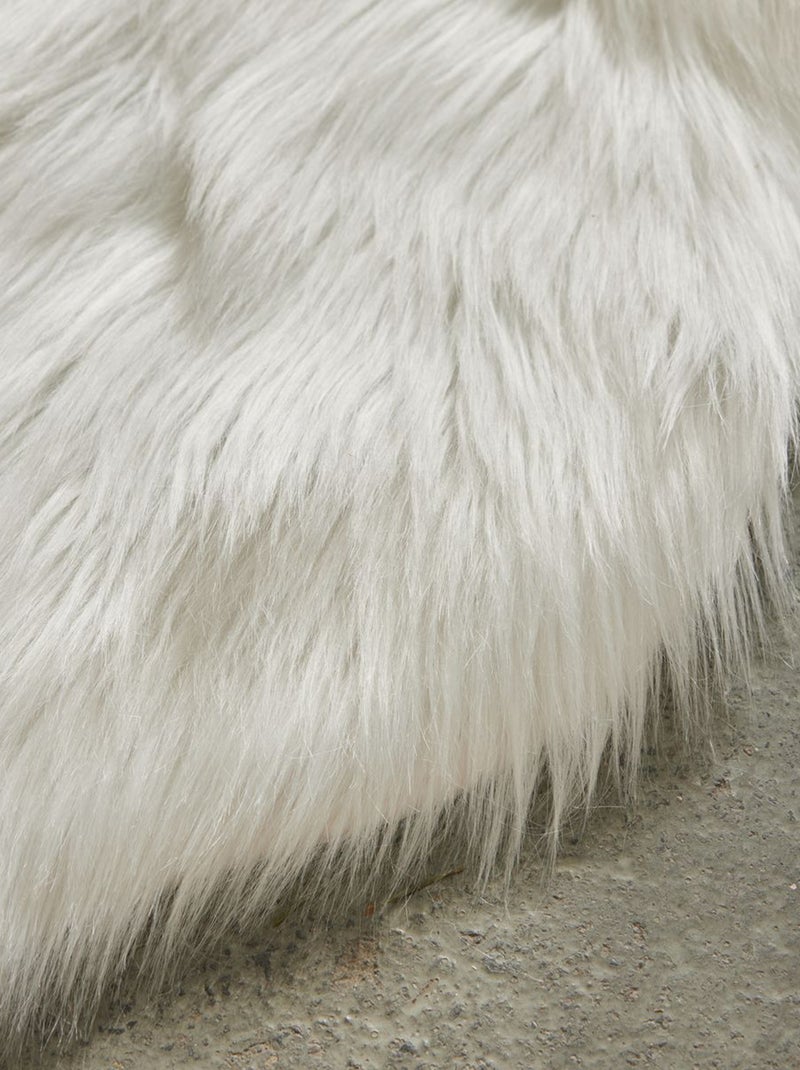 Tapis en fausse fourrure blanc - Kiabi