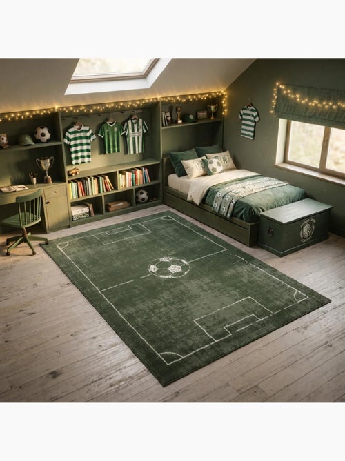 Tapis enfant motif terrain de football, ludique et sportif - Kiabi Tapis enfant motif terrain de football, ludique et sportif - Kiabi