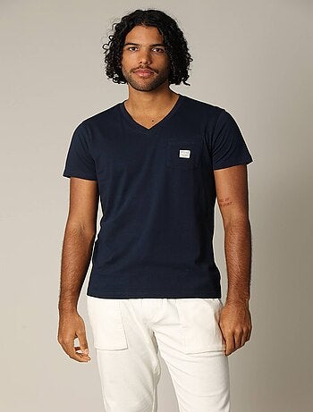 Tee-shirt à col V avec poche estampillée sur le devant 'Deeluxe'