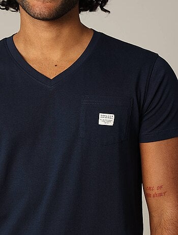 Tee-shirt à col V avec poche estampillée sur le devant 'Deeluxe'