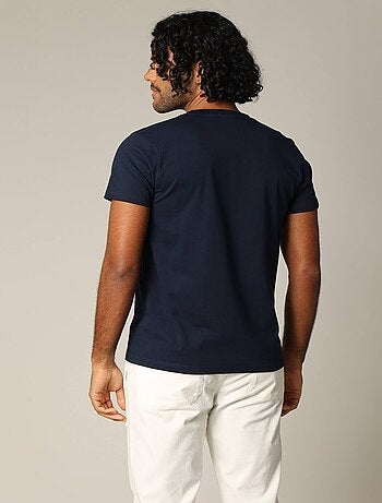 Tee-shirt à col V avec poche estampillée sur le devant 'Deeluxe'