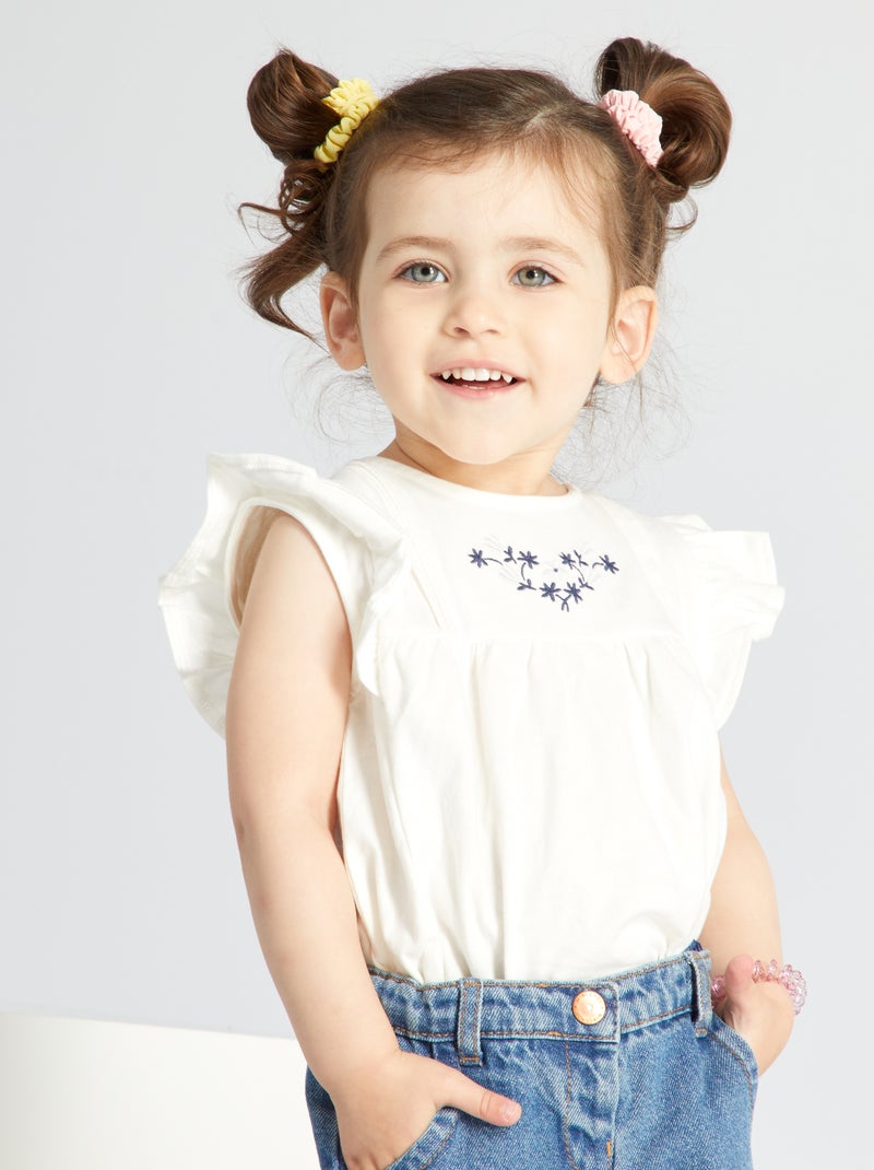 Tee-shirt brodé avec manches volantées Beige - Kiabi