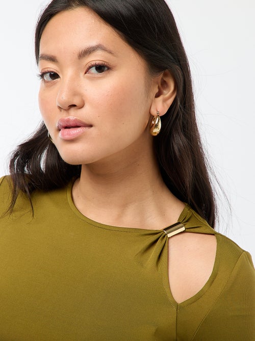 Tee-shirt cintré avec détail doré - Kiabi