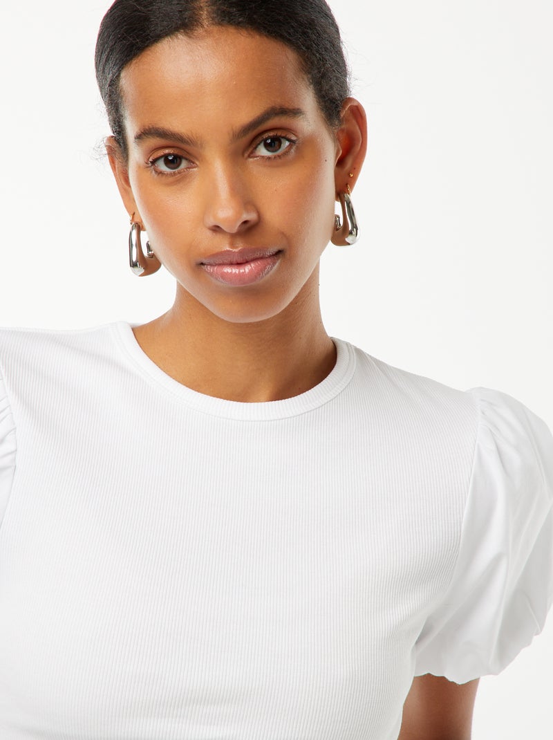 Tee-shirt cintré bi-matière avec manches bouffantes Blanc - Kiabi