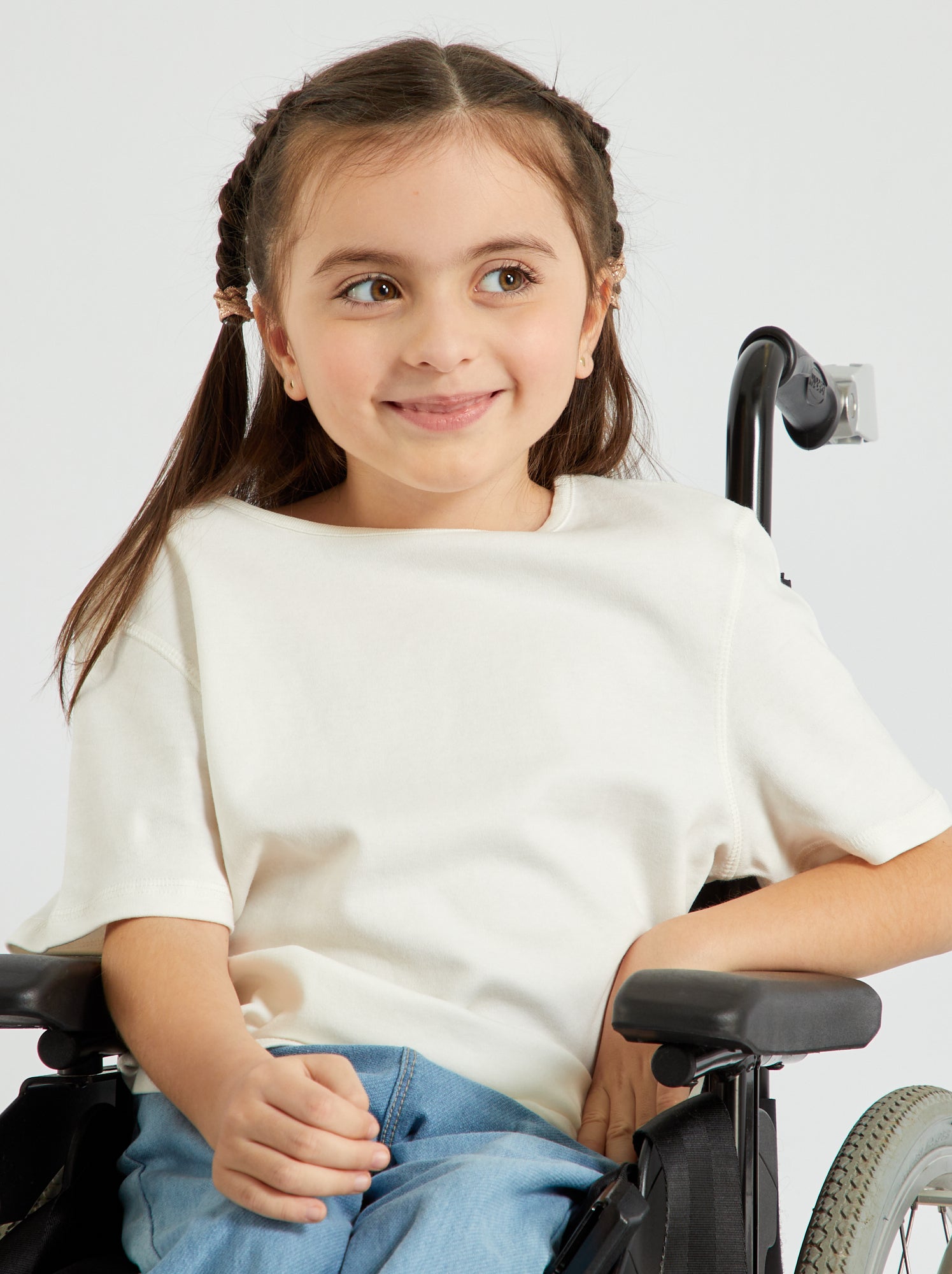 Comment porter un t-shirt à col rond á pois blanc et noir (8 tenues et Comment porter un t-shirt à col rond á pois blanc et noir (8 tenues et