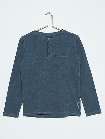 Product L'incontournable basique pas si basique avec son col tunisien et son détail à la poche. - Tee-shirt manches longues - 100% coton - Col tunisien - Fermeture boutonnée - Poche poitrine - Patch cousu sur le côtéHabillement Garçon / Garçon 3-12 ans / Tee shirt, polo / T-shirt manches longues Standard KIABI