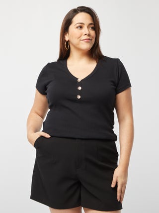 Tee-shirt côtelé avec encolure boutonnée