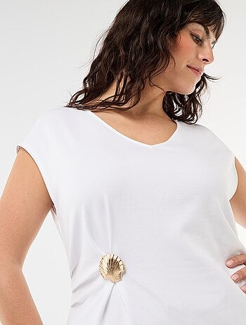 Tee-shirt drapé avec bijou doré