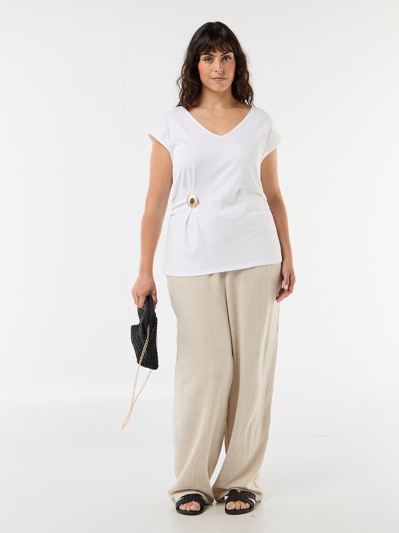 Tee-shirt drapé avec bijou doré Blanc - Kiabi