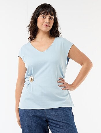 Tee-shirt drapé avec bijou doré