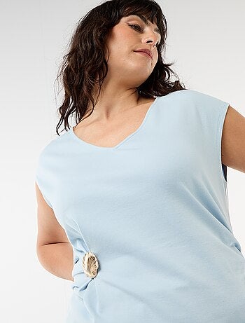 Tee-shirt drapé avec bijou doré