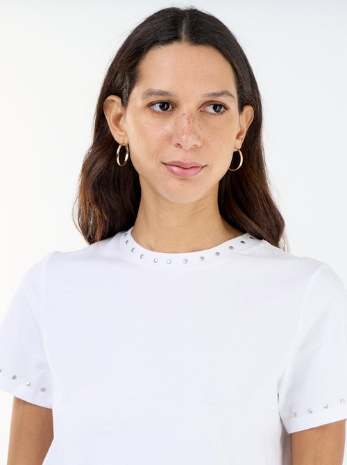 Tee-shirt en jersey avec clous au col et aux manches - Kiabi