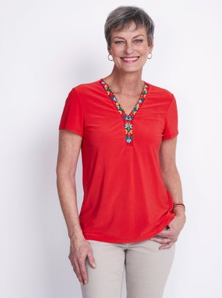 Tee-shirt maille extensible encolure fantaisie