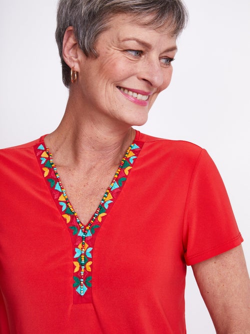 Tee-shirt maille extensible encolure fantaisie - Kiabi